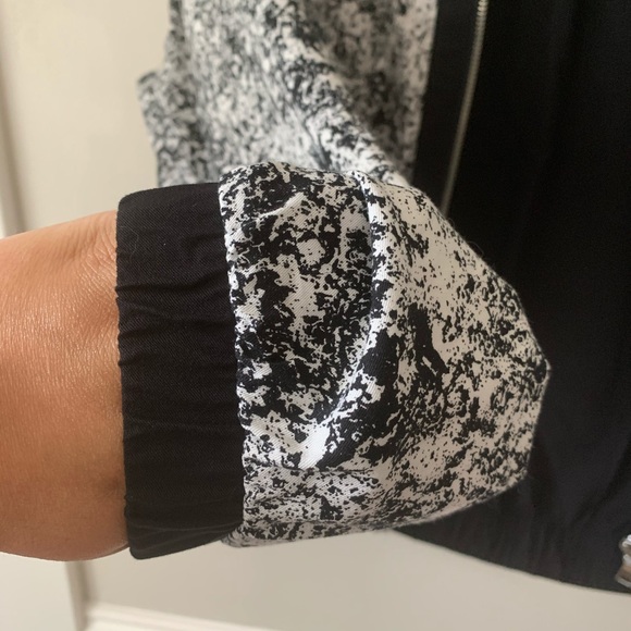 🌟 SALE 2/$20 Stylish cropped jacket - Picture 7 of 7